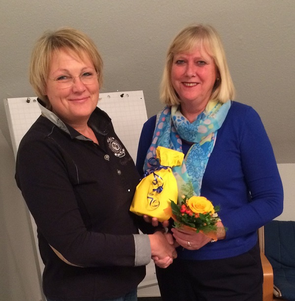 Renate Wintz gratuliert Leonore Bühner für 25 Jahre FDP-Mitgliedschaft.